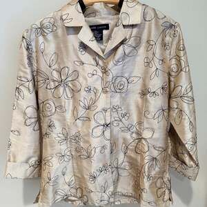 Anne Carson 100 % Silk Blouse With Floral Embroidery Size Medium